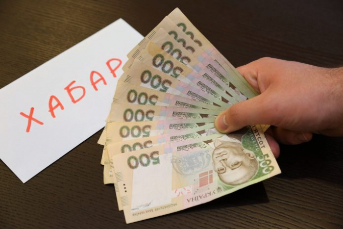 Двох викладачів-хабарників затримали на Закарпатті