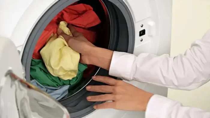 Не зберігайте брудний одяг у пральній машинці: що може статися