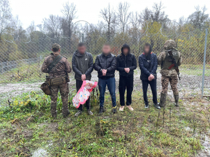 На Закарпатті четверо чоловіків планували перепливати тису на надувній «ватрушці»

