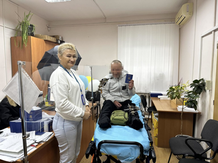 Поранений військовий отримав свій перший закордонний паспорт в Ужгороді