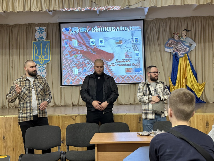 «Зігріємо захисників»: в ужгородському ліцеї «Лідер» започаткували акцію на підтримку ЗСУ