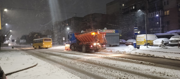 В Ужгороді комунальні служби розчищають вулиці від снігу, водіїв просять не паркувати авто на узбіччі