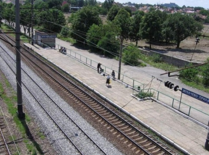 Львівська залізниця скасувала відучора зупинку приміських потягів на платформі "Мукачево – Прилад". 