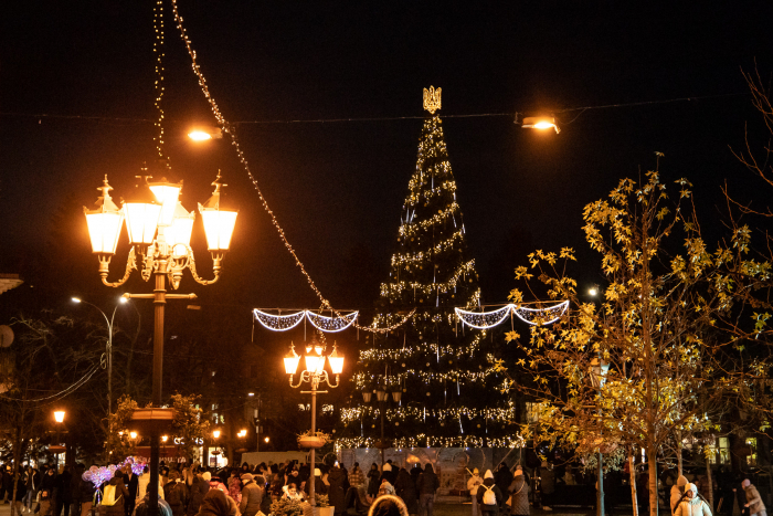 Традиційно у День Святого Миколая в Ужгороді засвітили вогні новорічної ялинки