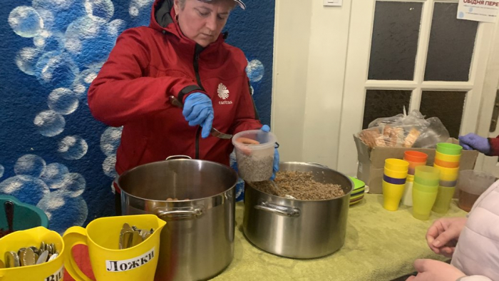 В Ужгороді за 10 місяців видали близько 15 тисяч порцій обідів для переселенців волонтери БФ "Карітас"