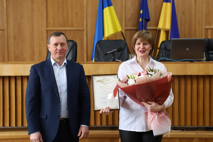 На сесії Ужгородської міськради привітали з ювілеєм волонтерку Галину Ярцеву