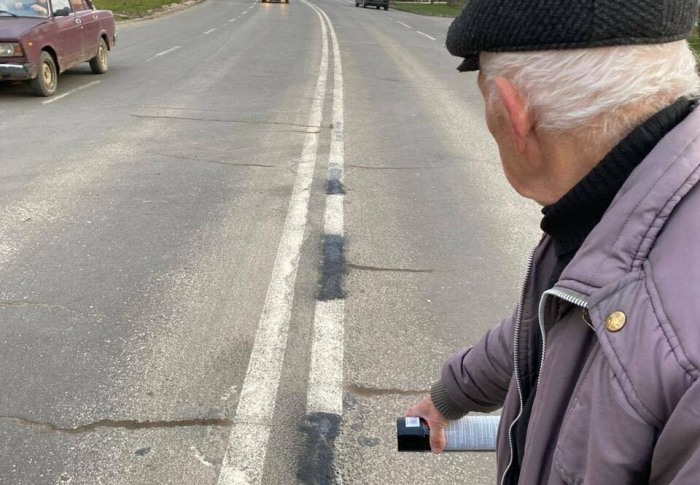 В Ужгороді пенсіонер коригував фарбою дорожню розмітку, щоб йому було зручніше повертати автівкою