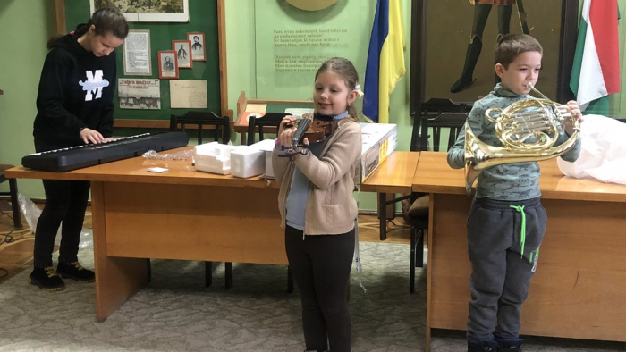 Для дітей переселенців, які навчаються в Ужгородській школі мистецтв, придбали музичні інструменти (ФОТО, ВІДЕО)