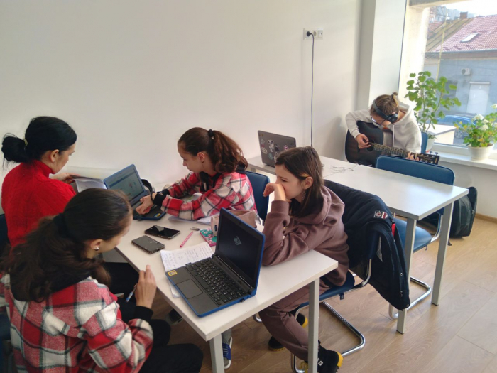 «Education Hub»: безкоштовний простір в Ужгороді для навчання вимушених переселенців та містян