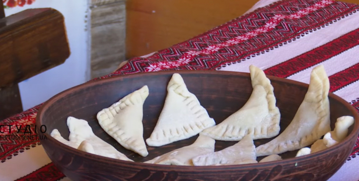 Мешканці Синевиру, що на Міжгірщині, розповіли як приготувати паленята – регіональну страву (ВІДЕО)