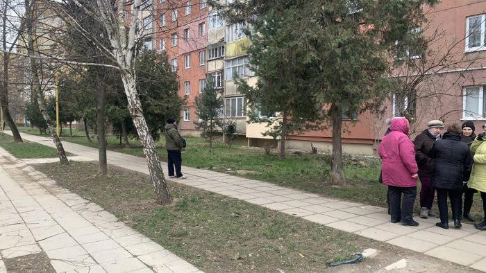 "Хочемо, щоб ділянка лишилася будинку". На вулиці Бестужева в Ужгороді вирішують кому належить прибудинкова територія