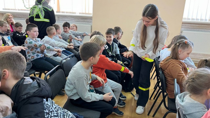 500 учнів молодших класів Ужгородської школи №19 взяли участь у просвітницькій кампанії "Світлячку, сяй"