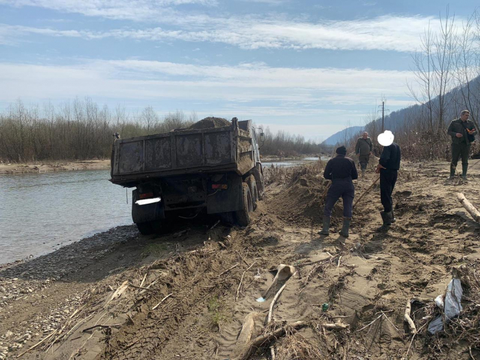 На Закарпатті виявили 2 факти самовільного забору піщано-гравійної сировини (ФОТО)
