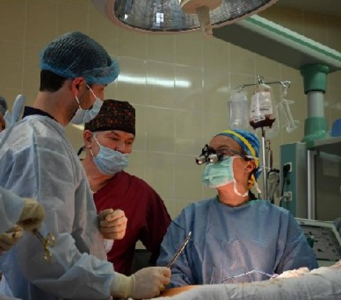 Лікарі США та України оперували дітей та воїнів на Закарпатті