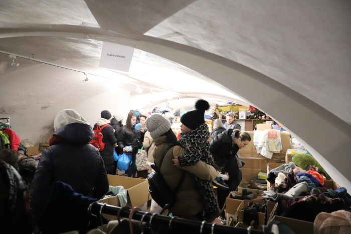 Переселенці продовжують отримувати допомогу в гуманітарному центрі “Совине гніздо” в Ужгороді
