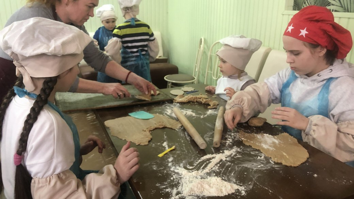 "Пряники хочу відправити військовим". В Ужгороді відкрився кулінарний гурток у "Карітас-хаб"