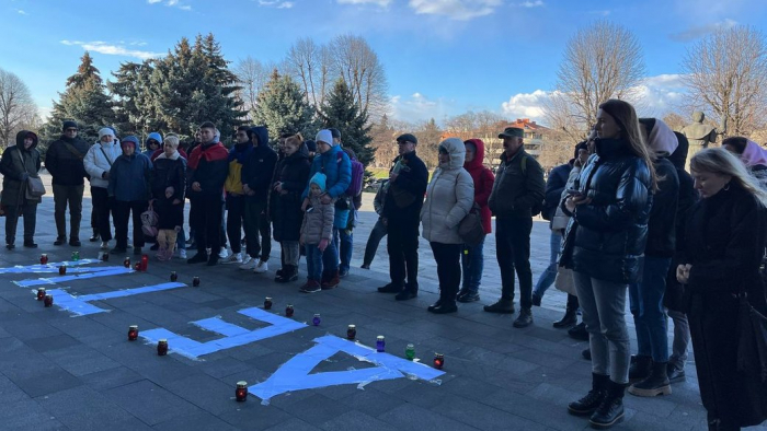 "ДЕ ТИ": в Ужгороді відбулась акція до річниці бомбардування російськими військовими театру в Маріуполі