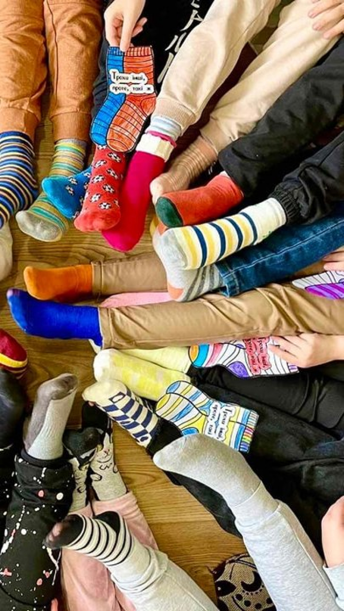"Шкарпетуйся". Учні школи на Закарпатті долучилися до акції на підтримку людей із синдромом Дауна