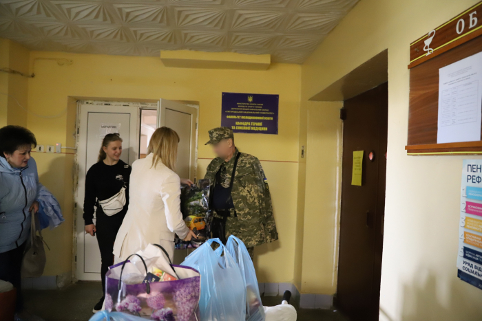 Військовим, які перебувають на лікуванні в одному із медзакладів Ужгорода, передали великодні набори