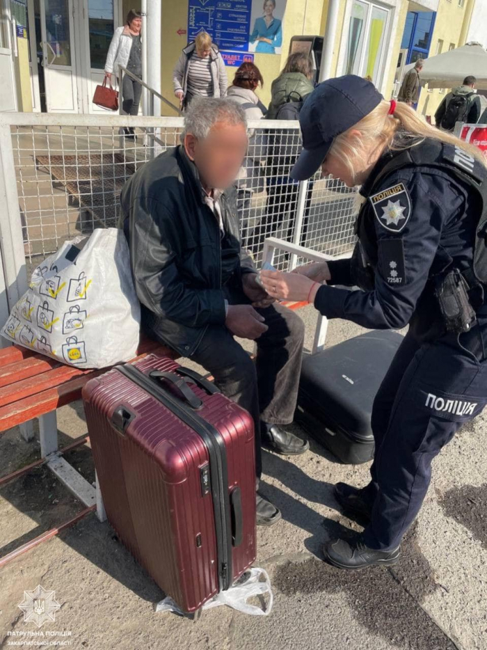 В Ужгороді патрульні допомогли непритомному чоловіку