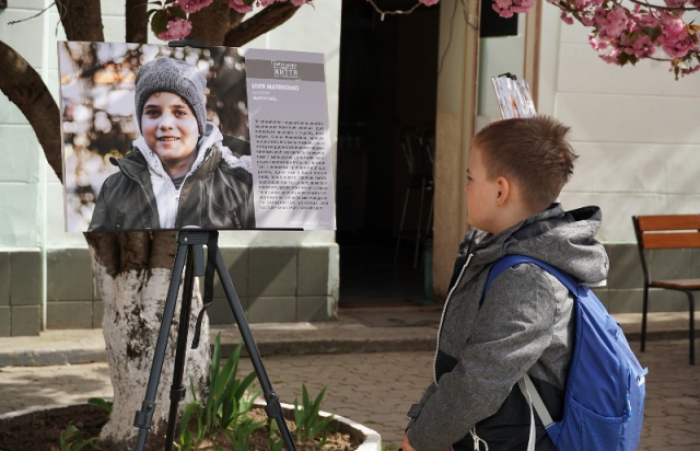 Фотовиставку «Переселенці на Закарпатті: життя без стереотипів» презентували просто неба в Ужгороді (ВІДЕО)