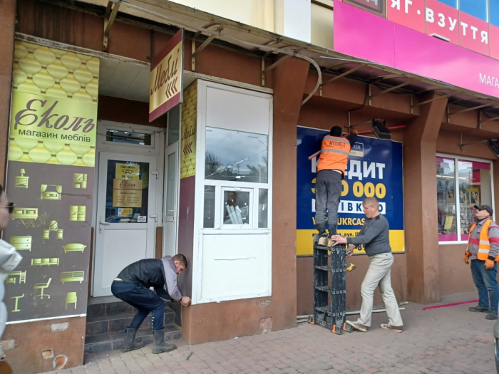 В Ужгороді демонтували 124 самовільно встановлені рекламні конструкції