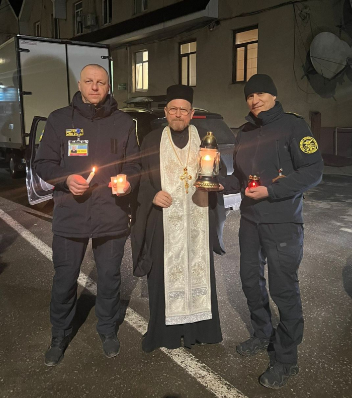 Через митний пост «Дякове», що на кордоні з Румунією, в Україну прибув Благоданий вогонь з Єрусалима