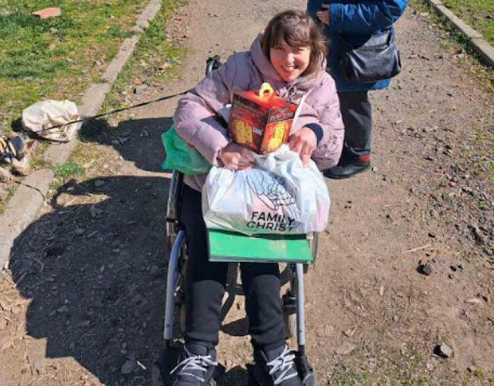 Благодійники та підприємці подарували Великодні набори особам з обмеженими можливостями в Ужгороді

