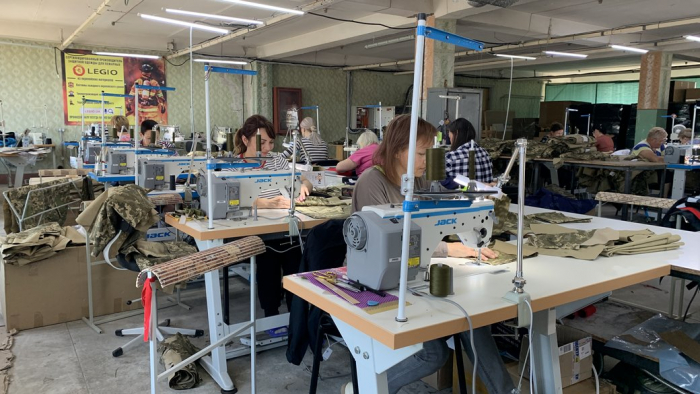 Одяг для надзвичайників та Міноборони шиють на релокованому підприємстві у Мукачеві