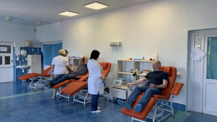 "Твоя кров може воювати": у Закарпатській обласній станції переливання крові триває місячник здачі крові
