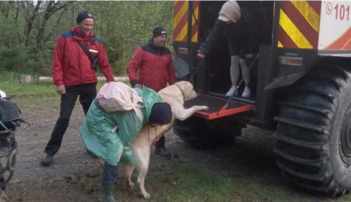 У горах Закарпаття рятувальники відшукали подружжя туристів із трьома собаками (ФОТО)