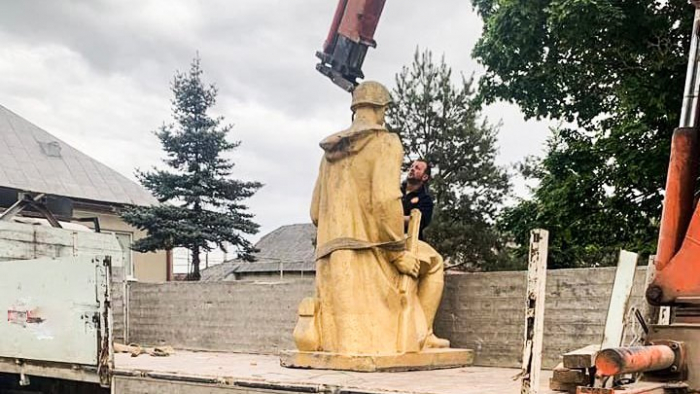 У селі на Закарпатті демонтували пам’ятник радянському солдату