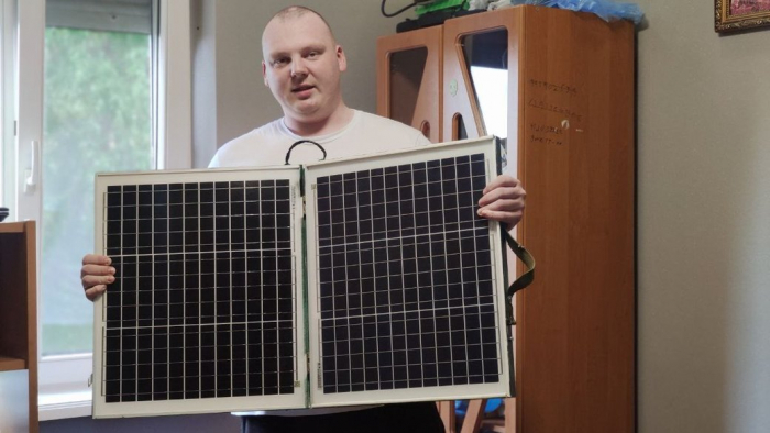 Ужгородець виготовляє зарядні міні електростанції, що працюють від сонячних батарей (ВІДЕО)