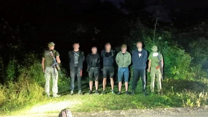 В Закарпатті, на кордоні з Румунією, затримали п’ятьох чоловіків призовного віку