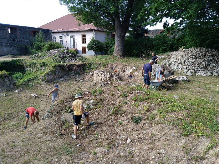 В Ужгородському замку розпочалися практичні заняття школи юного археолога
