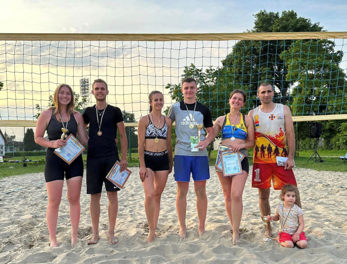На Закарпатті провели міксові змагання з пляжного волейболу