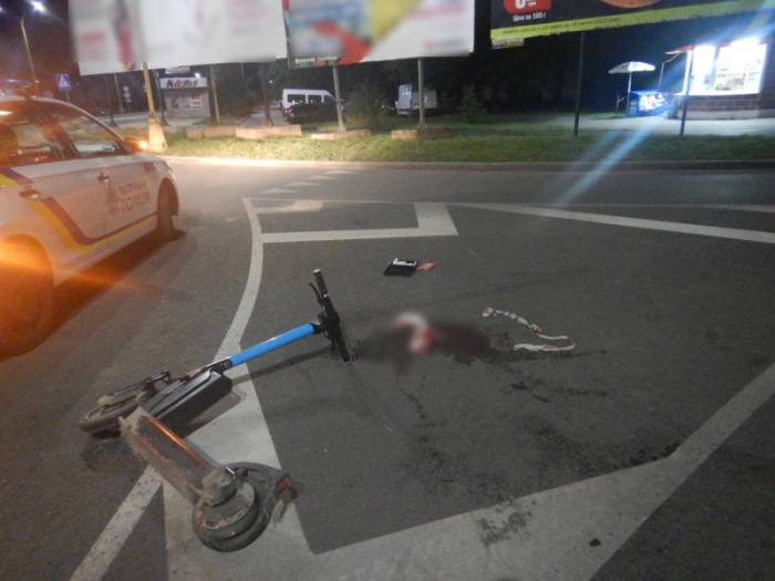 В Ужгороді водій легковика збив чоловіка на електросамокаті (ФОТО)