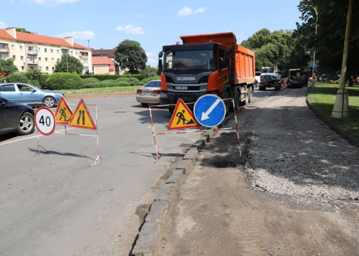 В Ужгороді триває поточний ремонт площі Захисників України