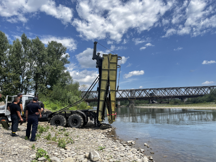 Рятувальники ДСНС встановлюють  механізований міст для продовження руху по Н-09 «Мукачево-Рогатин-Львів»