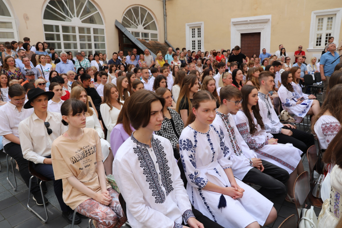 В Ужгороді нагородили випускників, які набрали по 200 балів на НМТ, та їхніх учителів (ФОТО)