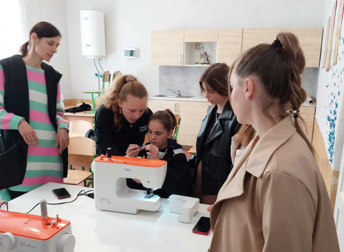 Першу на Закарпатті соціальну шкільну швейну еко-майстерню створили у школі в Колочавській громаді
