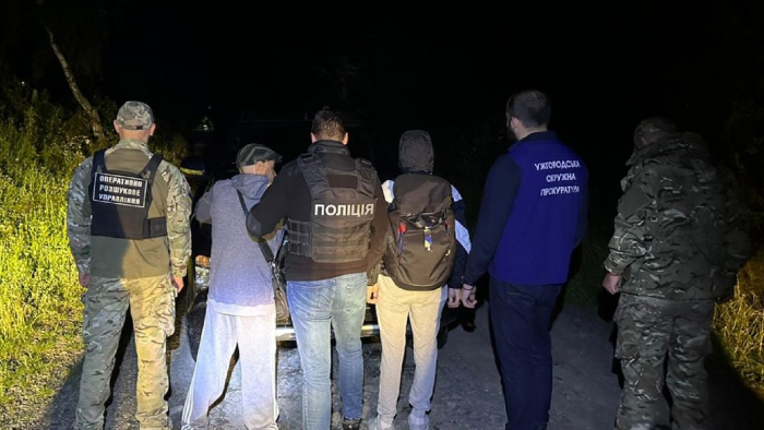 Зупиняли пострілами: на Закарпатті, поблизу кордону зі Словаччиною, прикордонники затримали кількох чоловіків (ФОТО)