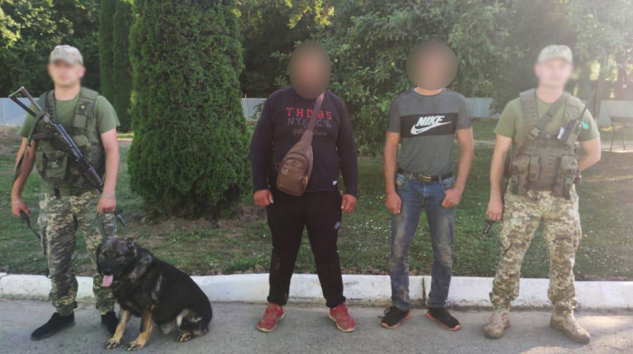 Закарпатські прикордонники зупинили 6 чоловіків, один із яких виявився організатором незаконного переправлення