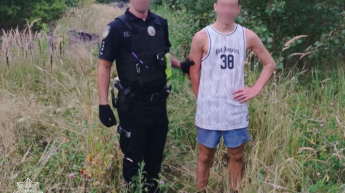 В Ужгороді підлітки вчинили розбій – кидали каміння у будинок, пошкодили сонячні батареї, вікна та дах