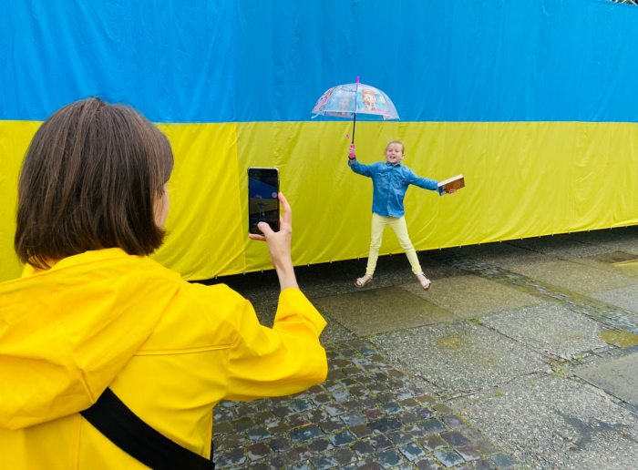 У центрі Ужгорода – патріотична фотозона із 13-метровим стягом