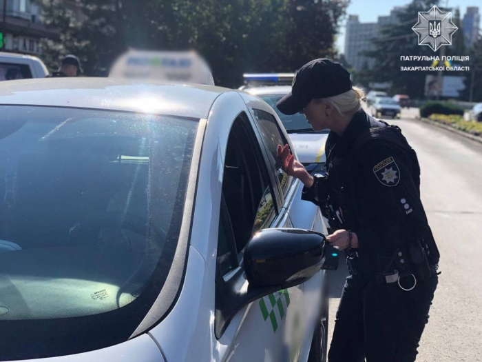12 водіїв не надали перевагу у русі спецтранспорту — профілактичний рейд патрульних в Ужгороді