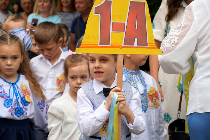 1 вересня: до ужгородських шкіл пішли сьогодні понад 17 тисяч учнів