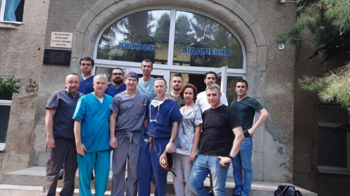 Мікрохірурги зі США провели сучасні операції разом із лікарями Закарпатської обласної лікарні