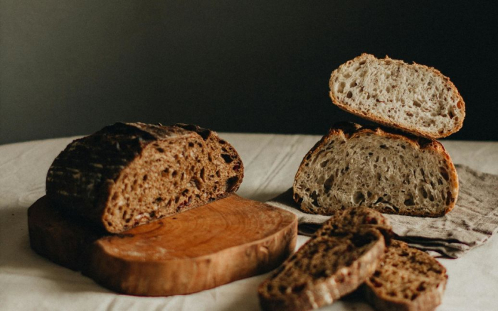 Чому хліб потрібно починати різати посередині: неочікуване пояснення — але це дійсно практично