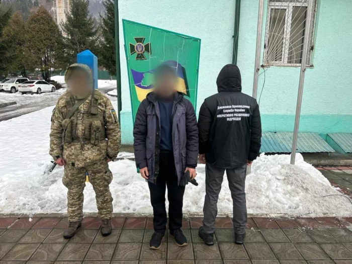 Прикордонники затримали жителя Кривого Рогу, який хотів незаконно потрапити в Румунію і сховав закордонний паспорт у боксі з їжею